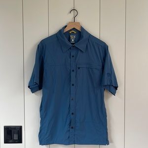 Mountain Hardware men’s medium blue button down hiking shirt